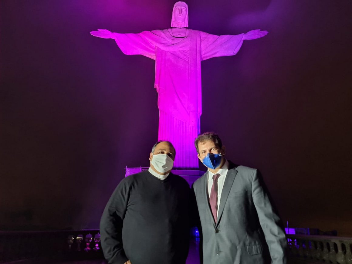 Cristo Redentor recebeu iluminação violeta para promover Campanha de Conscientização sobre o Ceratocone